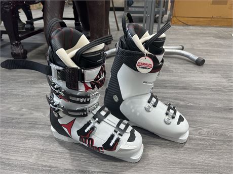Urban Auctions - BRAND NEW ATOMIC REDSTER PRO 120 SKI BOOTS - SIZE 9.5