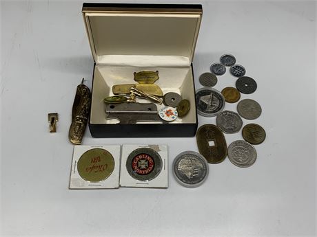 BOX OF COLLECTABLES - KNIVES, COINS, PINS