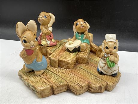PENDELFIN DISPLAY STAND WITH 4 RABBITS