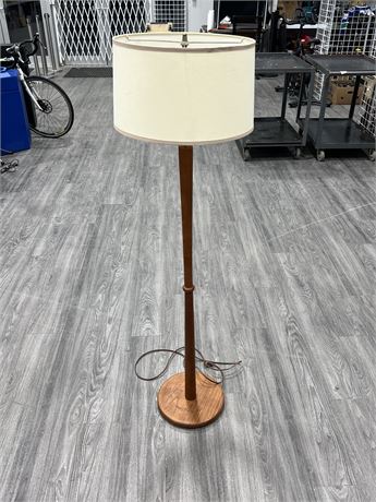 MCM TEAK FLOOR LAMP W/EXTRA SHADE (58”)