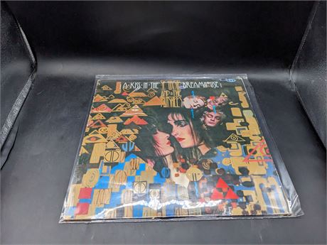 SIOUXSIE & THE BANSHIES (VG) VERY GOOD CONDITION - SLIGHTLY SCRATCHED - VINYL