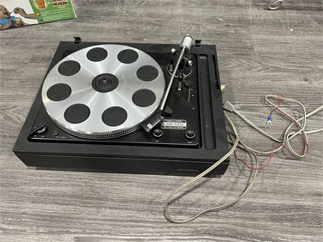 REALISTIC LAB-60C TURNTABLE - NO DUST COVER