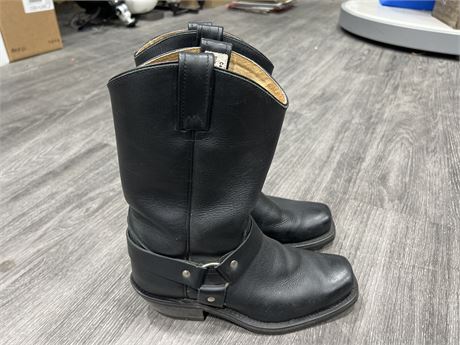 CANADA WEST BOOTS - SIZE 8.5 - AS NEW
