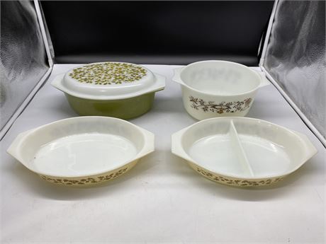 4 VINTAGE PYREX DISHES - 1 WITH LID