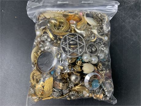 2 SMALL BAGS OF JEWELRY + 1 W/RINGS