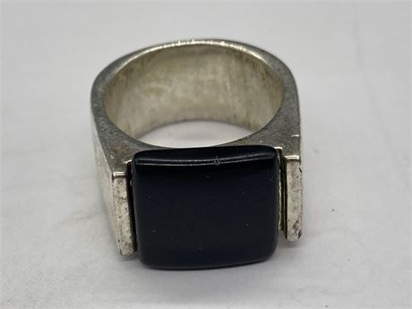 STERLING RING WITH BLACK STONE SIZE 6 3/4