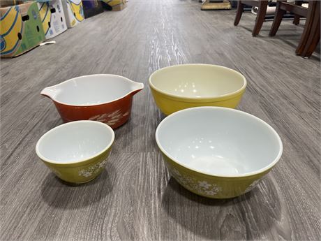LOT OF 4 EARLY PYREX MIXING BOWLS