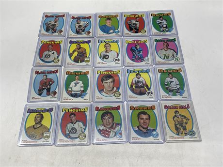 20 1970-71 TOPPS HOCKEY CARDS IN TOP LOADERS