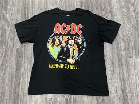 Urban Auctions - ACDC T-SHIRT - SIZE LARGE