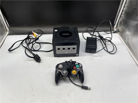 GAMECUBE COMPLETE WITH CONTROLLER