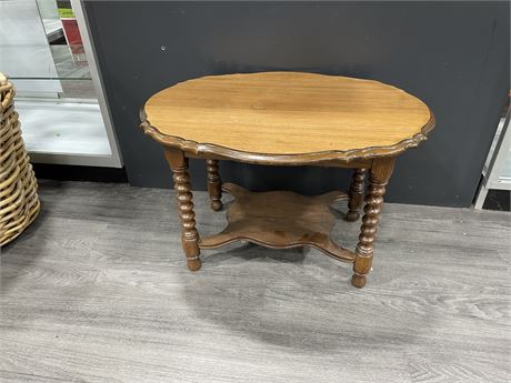 ANTIQUE BARLEY SIDE TABLE 28”x20”x18”
