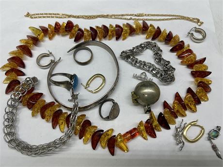 LOT OF JEWELLERY W/MARKED STERLING AND AMBER