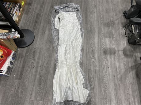 ANGELINA WEDDING DRESS - 37 BUST, 25 WAIST, 33 HIPS
