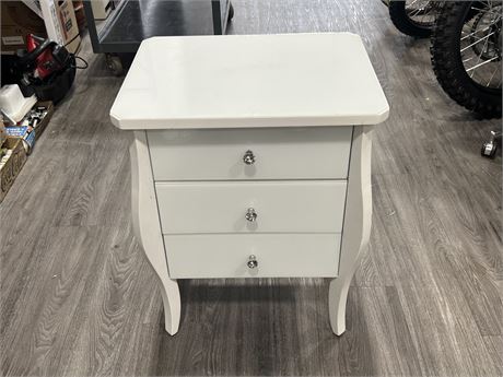 WHITE SIDE TABLE W/GLASS ON TOP & SHELVES (26” tall)