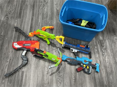 LOT OF TOYS GUNS / CROSSBOWS INCLUDING NERF