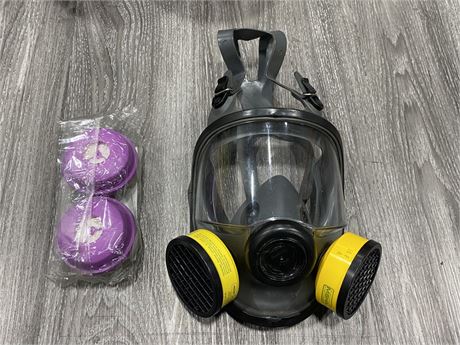 RESPIRATORY MASK WITH 4 NEW FILTERS