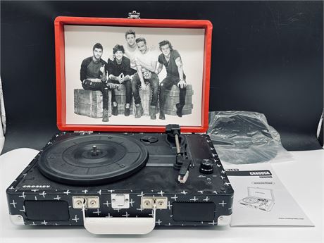RARE ONE DIRECTION CROSLEY CRUISER RECORD PLAYER (WORKING)