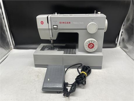 SINGER HEAVY DUTY 4411 SEWING MACHINE EXCELLENT WORKING CONDITION