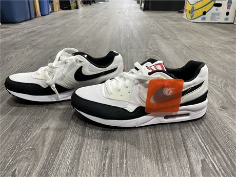 (NEW WITH TAG) WHITE NIKE AIR MAX LIGHT SHOES SIZE 9