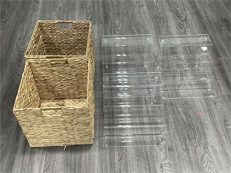 2 COLLAPSABLE WICKER BASKETS & 3 ACRYLIC COLLECTABLE STANDS