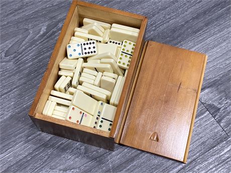 QUALITY DOMINOS SET IN WOODEN BOX