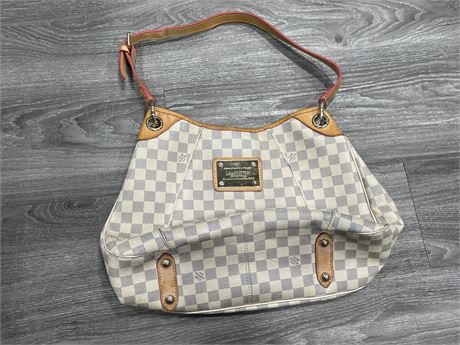 LOUIS VUITTON PURSE (UNAUTHENTICATED) (17”)