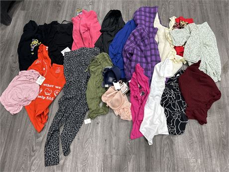 APPROX 25+ MOSTLY NEW W/TAGS WOMENS CLOTHING PIECES - MOST RETAIL 20-40$