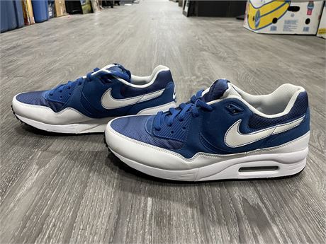 (NEW) BLUE NIKE AIR MAX LIGHT SHOES SIZE 9