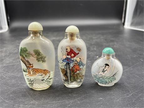3 CHINESE REVERSE PAINTED SNUFF BOTTLES (LARGEST IS 3” TALL)