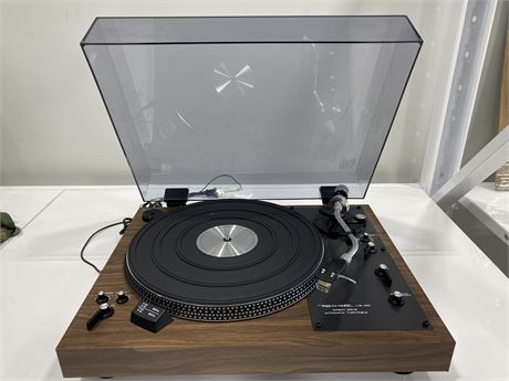 REALISTIC LAB-420 TURNTABLE (Direct drive w/shure R1000 edt cartridge)