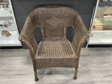 LARGE BROWN WICKER CHAIR