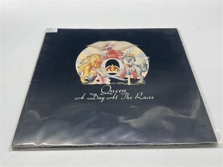 UK PRESS QUEEN - A DAY AT THE RACES - VG+