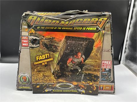 ALIEN RACERS RC SET - NEW - NEEDS BATTERIES (BOX SHOWS SIGNS OF WEAR)