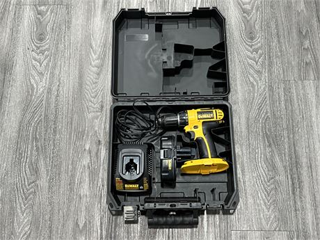 DEWALT CORDLESS DRILL W/BATTERY & CHARGER - WORKS