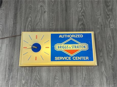 VINTAGE LIGHT UP BRIGGS & STRATTON SERVICE CENTER ADVERT CLOCK - 25”x12”x5”