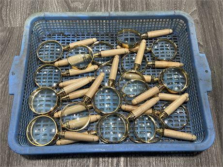 24PC OF HANDLED MAGNIFYING GLASSES