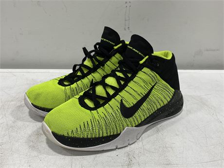 AS NEW NIKE ZOOM SHOES - 834319-700 (SIZE 7)