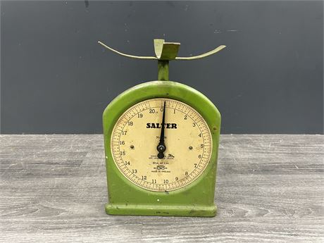 VINTAGE GREEN SALTER DOMESTIC SCALE 0-20LB (12” TALL)