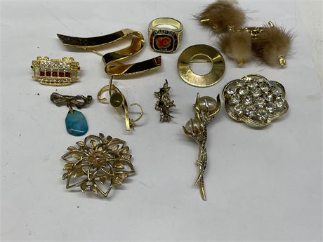 ASSORTED ESTATE BROOCHES