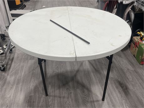 ROUND FOLDING TABLE