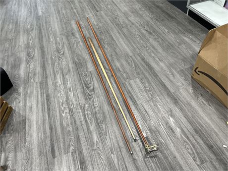 3 VINTAGE POOL CUES - INCLUDING EXTRA LONG GRANNY STICK