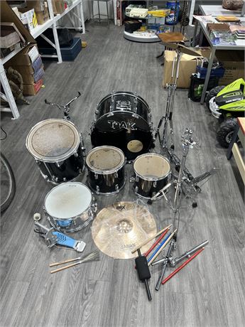 LARGE LOT OF DRUMS / ACCESSORIES