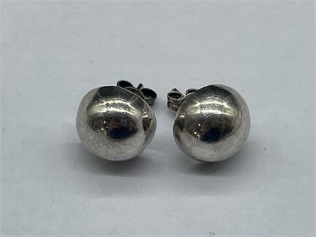 PAIR OF STERLING SILVER BUTTON EARRINGS (2.8 GRAMS)
