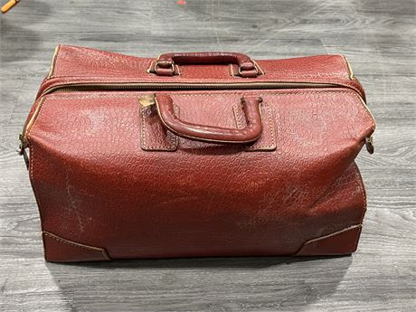 VINTAGE RED LEATHER CARRY BAG (18”X9.5”)