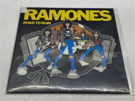 RARE 1978 PRESS RAMONES - ROAD TO RUN W/OG INNER SLEEVE - EXCELLENT (E)