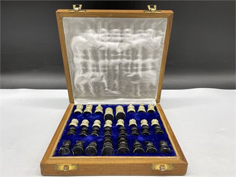VINTAGE CHESS SET, SOAPSTONE FIG. COMPLETE IN CASE (8”X8”