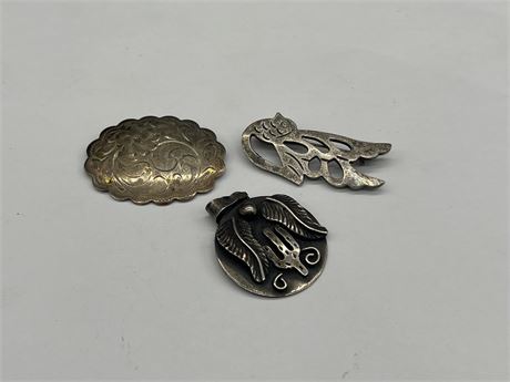 MARKED STERLING VINTAGE BROOCHES, PENDANTS 30GRAMS