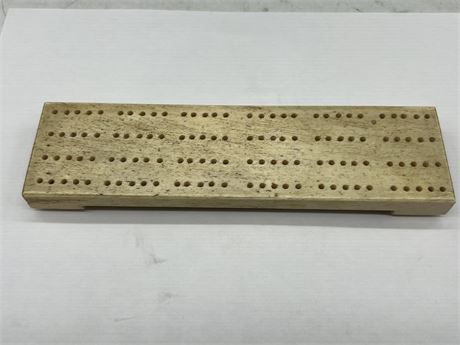 ANTIQUE CARVED INUIT CRIBBAGE BOARD CIRCA 1900 (8”)