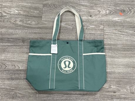 NWT LULULEMON DAILY MULTI-POCKET GREEN TOTE CANVAS (20”X13.5”)