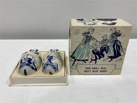 VINTAGE HAND PAINTED DELFT “ASHTRAY” SHOES MINT IN BOX